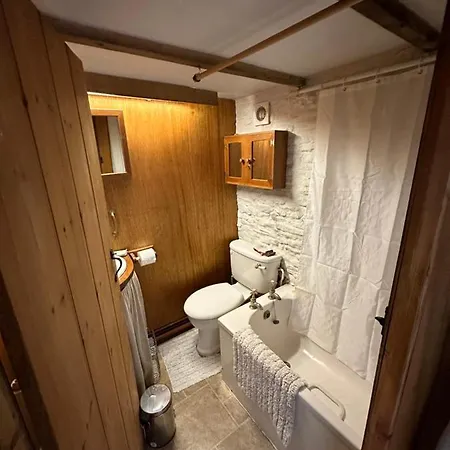 Quirky Tiny In Moors بيت للعطل *