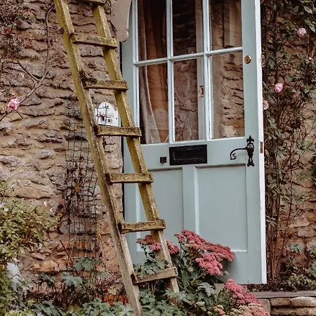 Quirky Tiny In Moors *